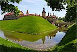 Mittelalterliche Burg und Burggraben um ihn herum in Njaswisch, Weißrussland.