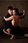 danseur de tango homme tenant sa partenaire de danse de style années 1920