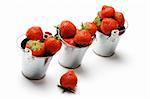 Drei Zinn-Eimer mit perfekt reife Erdbeere in Folge isoliert auf weißem Hintergrund