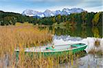 Bateau sur le lac Geroldsee avec les montagnes de Karwendel, près de Garmisch-Partenkirchen, Werdenfelser Land, Haute Bavière, Bavière, Allemagne