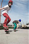 Jungen Skateboardfahren im Freien, Mannheim, Baden-Württemberg, Deutschland