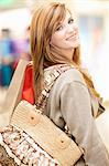Femme portant des sacs de shopping au centre commercial