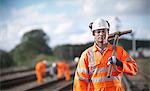 Eisenbahn-Arbeiter tragen Vorschlaghammer