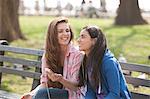 Jeunes femmes, partage de musique dans le parc