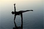 Femme dans une pose d'yoga dans le lac