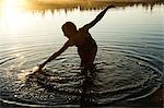 Femme touchant l'eau dans le lac