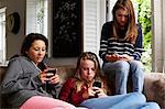 Adolescentes à l'aide de téléphones cellulaires