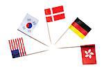 Nationalflaggen verschiedener Länder vor weißem Hintergrund