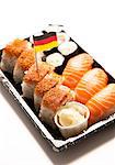 Sushi-Essen auf Tablett mit deutscher Flagge vor weißem Hintergrund