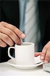 Mann rühren Tasse Kaffee, zugeschnitten
