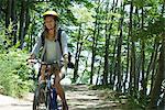 Vélo de jeune femme en bois