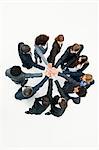 Affaires associates debout en cercle avec les mains jointes dans l'exercice de motivation