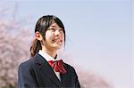 Ein japanisches Schulmädchen lächelnd in ihrem einheitlichen Porträt