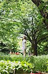 Japanische Frau mit langem Haar stehen in einem park