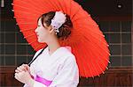 Femme japonaise en Yukata tenant un parasol traditionnel sur papier