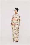 Femme japonaise en kimono regardant la caméra