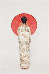 Femme japonaise en kimono avec un parasol traditionnel sur papier