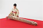 Japanische Frau in einen Kimono spielen der koto