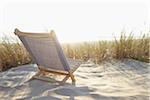 Chaise de plage et les dunes herbe sur la plage, Cap Ferret, Gironde, Aquitaine, France