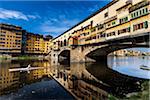 Ruderer auf dem Fluss Arno, Ponte Vecchio, Florenz, Toskana, Italien