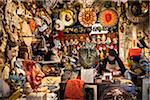 Fabricant de masques en boutique, Florence, Toscane, Italie