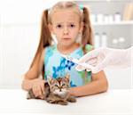 Peur pour son chaton obtenir un vaccin chez le vétérinaire - focus sur la seringue de petite fille