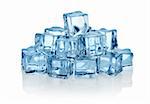 Cubes de glace isolés sur fond blanc