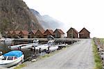 petit port avec les montagnes et les maisons en toile de fond - Norvège, europe