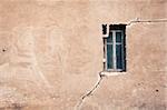 Vieux mur fissuré avec une fenêtre