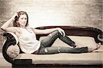 Porträt einer schönen jungen Frau auf der Couch entspannen