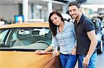 Couple attrayant choisit une voiture