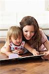 Mutter und Tochter lernen zu Hause leserlich