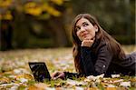 Belle femme avec un ordinateur portable en plein air