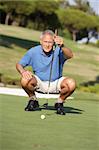 Leitende männlichen Golfer am Golfplatz Futter bis Putt auf grün