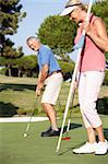 Altes Paar Golfen am Golfplatz Futter bis Putt auf grün