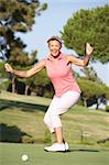 Leitende weibliche Golfer am Golfplatz Futter bis Putt auf grün