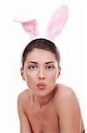 belle jeune femme portant des oreilles de lapin mignon à la recherche ou le baiser de la caméra