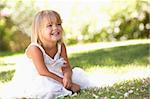 Jeune femme qui pose en parc