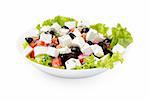 Griechischer Salat in Platte isoliert auf weißem Hintergrund