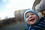 Portrait d'un garçon souriant sourire heureux. Naturel DOF léger et peu profond.