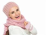Femme heureuse en hiver en tricot vêtements pointant à huis clos