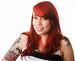 Femme heureuse dans les cheveux roux avec tatouage de poupée russe