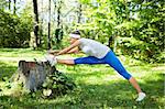 Jeune fille sportive dans le parc