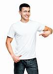 t-shirt blanc sur un jeune homme isolé. Prêt pour votre conception