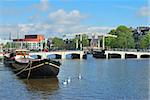 Amsterdam. Fluss Amstel und die berühmte schmale magere Brücke