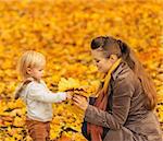 Jeune maman affichage bébé tombé feuilles