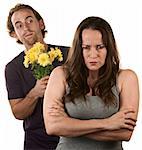 En colère jeune femme et homme avec bouquet de fleurs