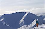 Skieur au sommet de la montagne. Montagnes du Caucase, la Géorgie, de ski de Goudauri.