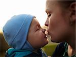 Petit garçon embrasse sa maman. Lumière naturelle, les couleurs réelles, peu profonde DOF (lentille premier 35 mm L).