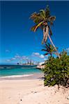 Raffinerie de pétrole à Distance de la plage de Rodgers, Aruba, petites Antilles-Caraïbes